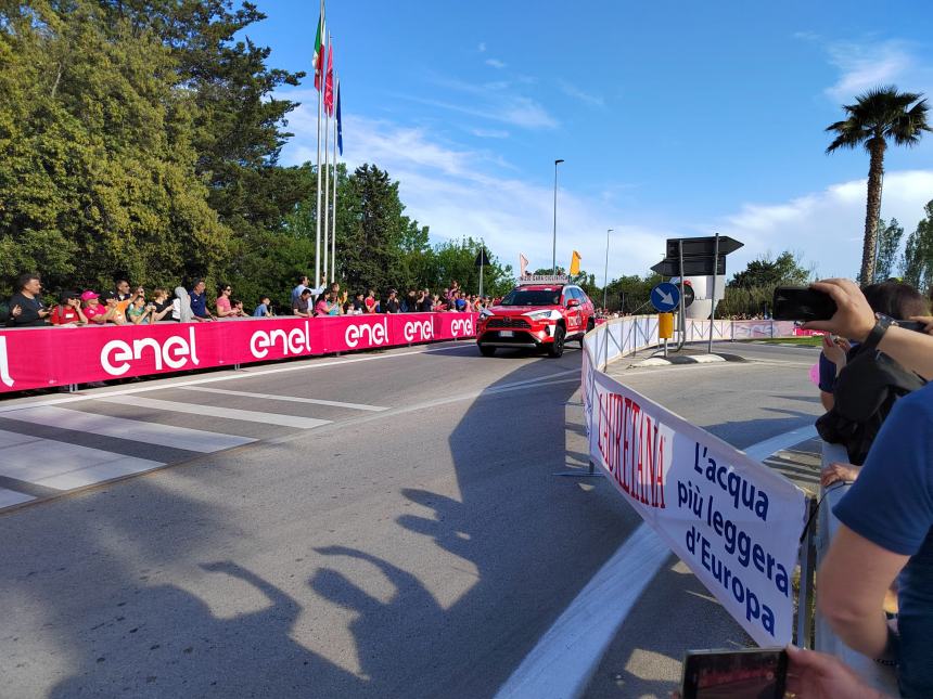 Giro d'Italia, sprint regale di Jonathan Milan all'arrivo di tappa a San Salvo