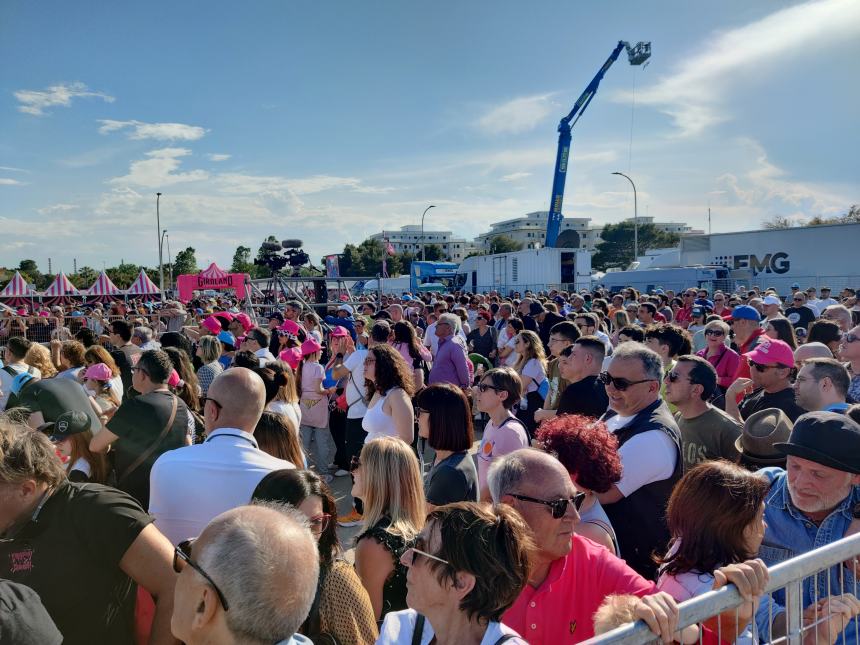 Giro d'Italia, sprint regale di Jonathan Milan all'arrivo di tappa a San Salvo