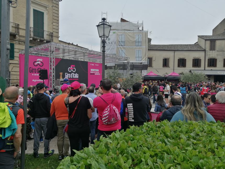 Giro d'Italia, entusiasmo in centro: "L'Abruzzo meritava i riflettori, Vasto è bellissima"