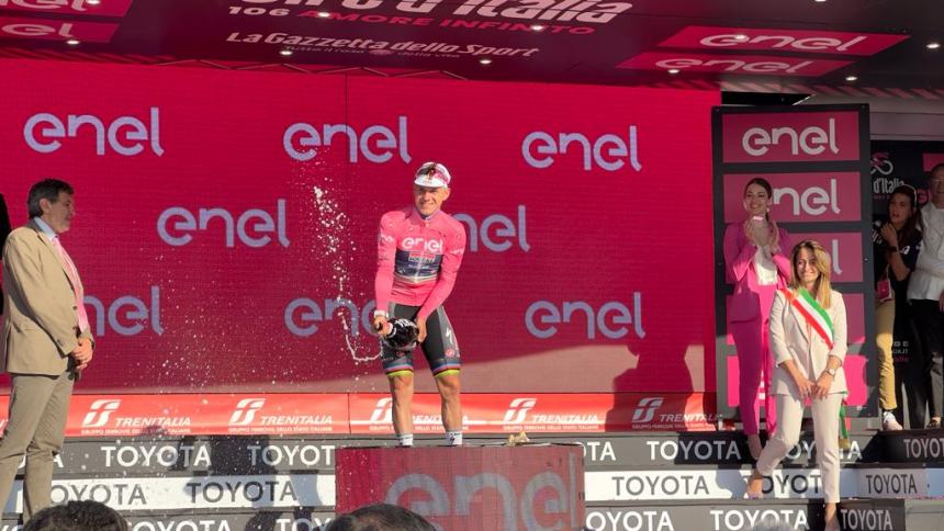 A San Salvo bagno di folla per la seconda tappa del Giro d'Italia