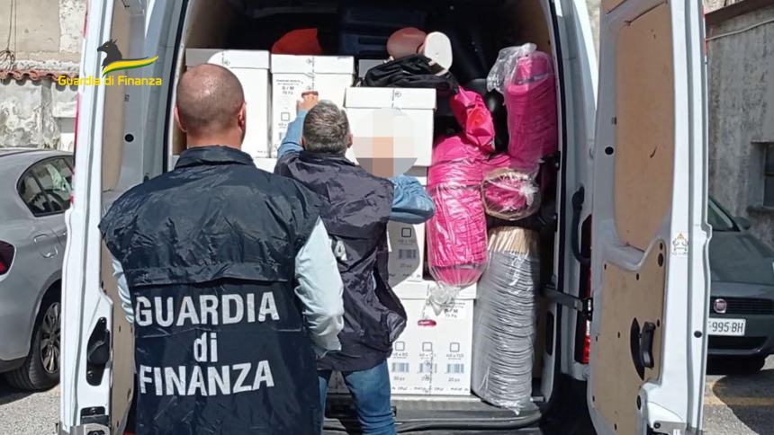 Alla partenza del Giro d'Italia sequestrati oltre 54mila articoli non conformi