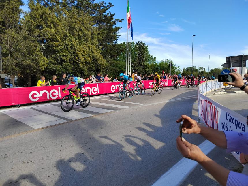 Giro d'Italia, sprint regale di Jonathan Milan all'arrivo di tappa a San Salvo