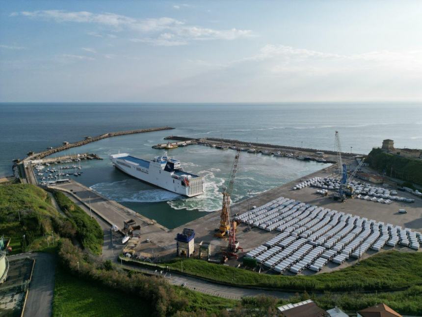 Al Porto di Vasto ingresso record: ormeggia nave da 209 metri, la più grande entrata nello scalo 