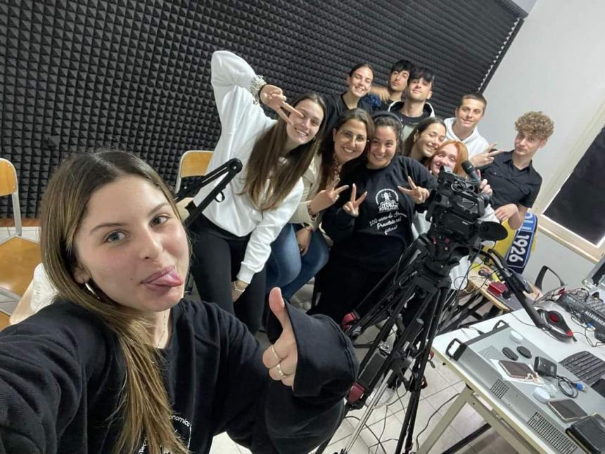 Gli studenti dell'Itset Palizzi alle prese con il podcast "Sempre connessi"