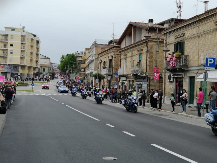 Giro d'Italia, entusiasmo in centro: "L'Abruzzo meritava i riflettori, Vasto è bellissima"