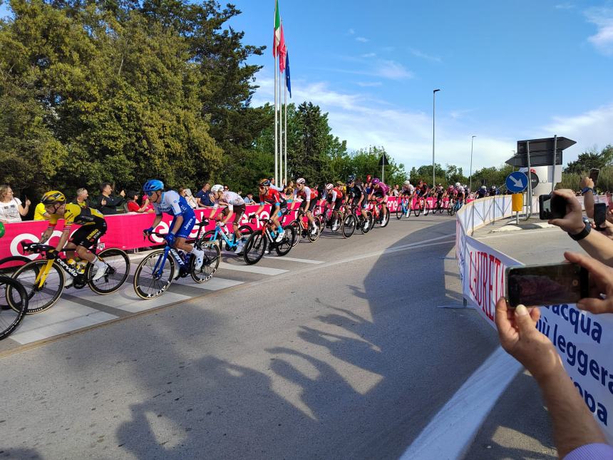 Giro d'Italia, sprint regale di Jonathan Milan all'arrivo di tappa a San Salvo