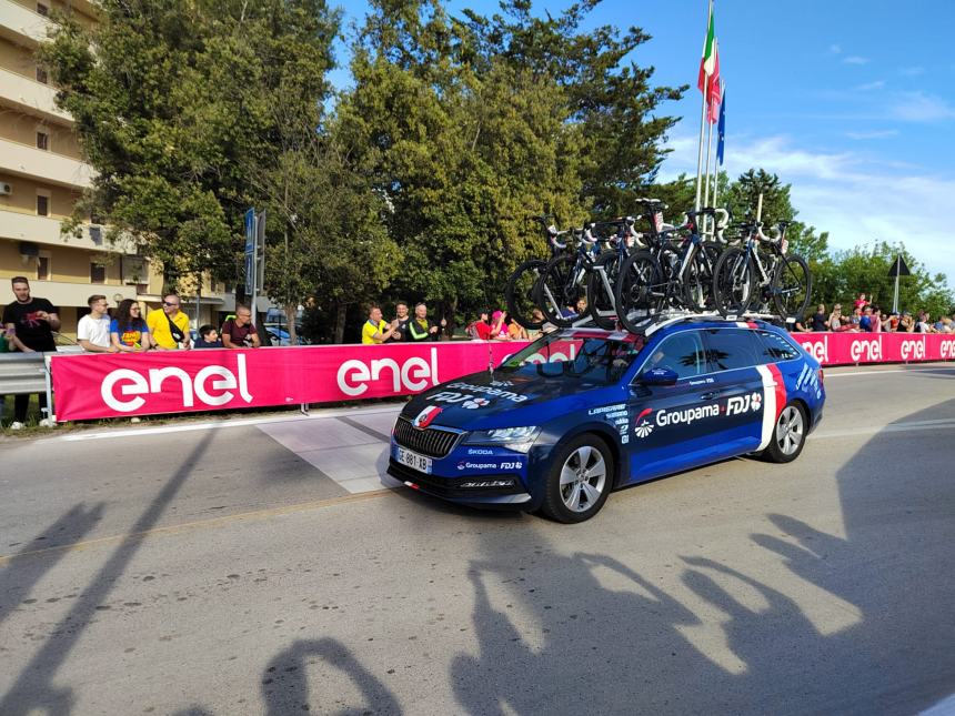 Giro d'Italia, sprint regale di Jonathan Milan all'arrivo di tappa a San Salvo