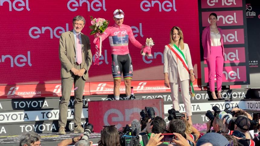 A San Salvo bagno di folla per la seconda tappa del Giro d'Italia