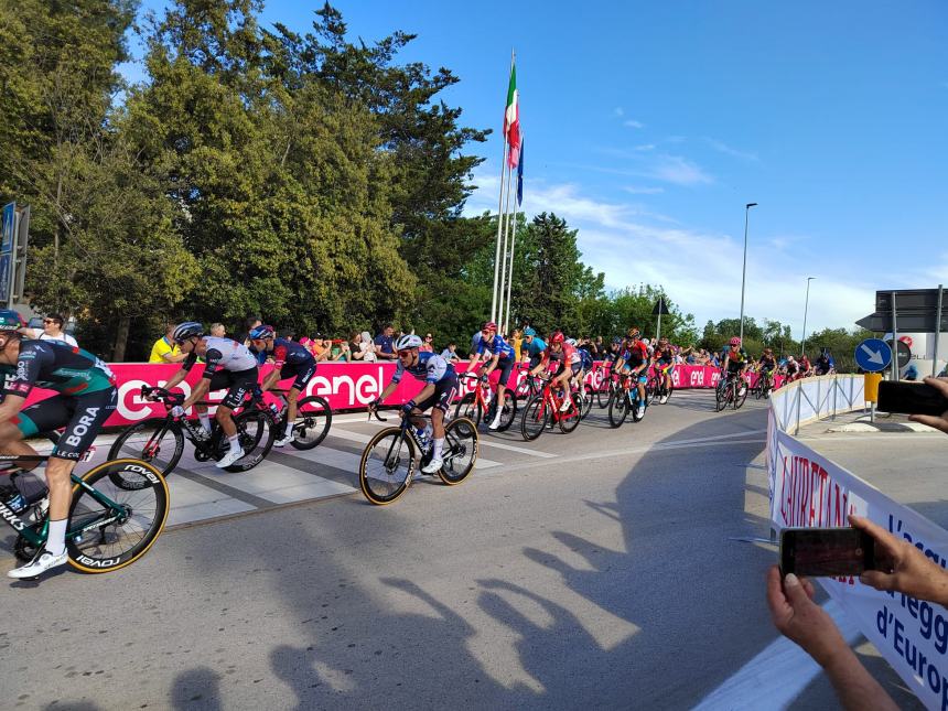 Giro d'Italia, sprint regale di Jonathan Milan all'arrivo di tappa a San Salvo