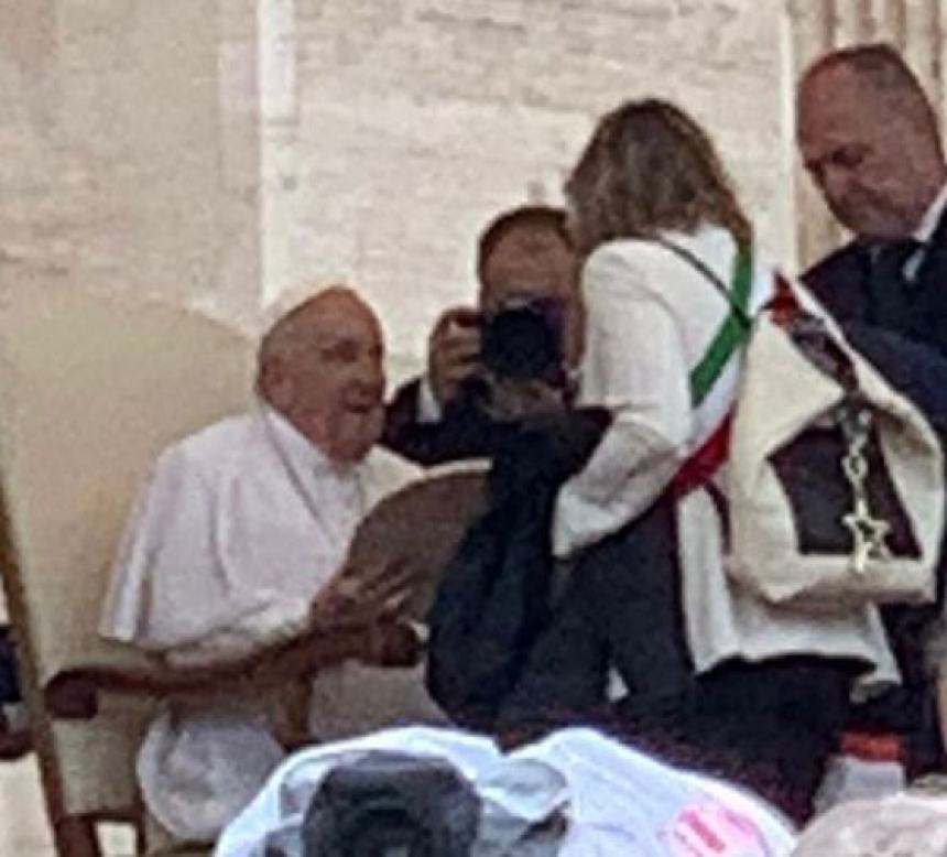 Un quadro di Daniela Delle Monache consegnato al Papa dalla Comunità di Monteodorisio