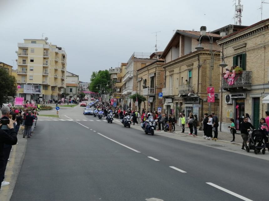 Giro d'Italia, entusiasmo in centro: "L'Abruzzo meritava i riflettori, Vasto è bellissima"