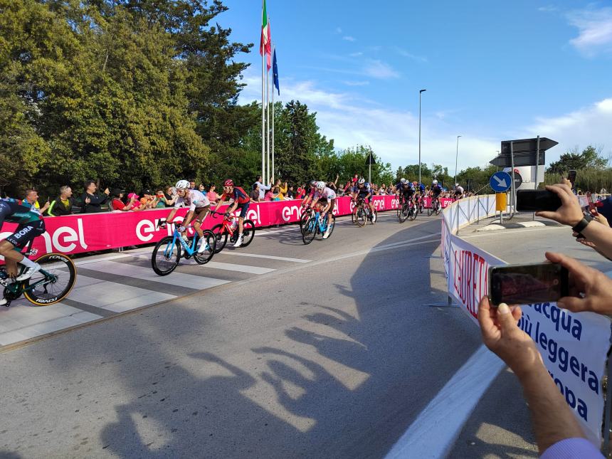 Giro d'Italia, sprint regale di Jonathan Milan all'arrivo di tappa a San Salvo