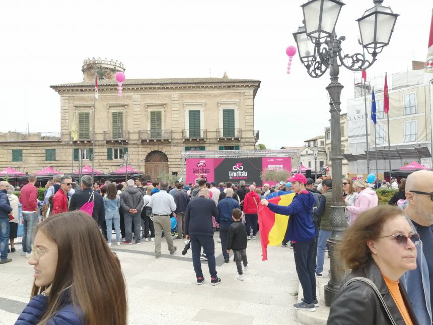 Giro d'Italia, entusiasmo in centro: "L'Abruzzo meritava i riflettori, Vasto è bellissima"