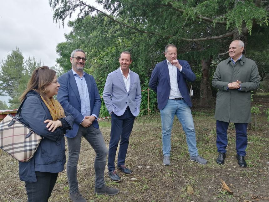 Piantati 1000 alberi in via Trave: “Per un parco che si affaccia sul mare, fruibile ai cittadini”