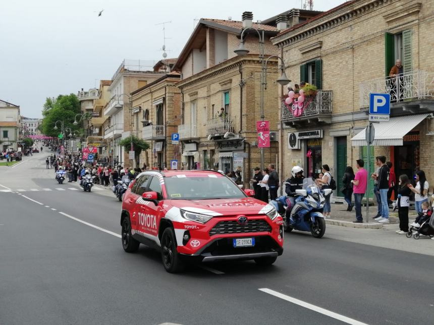 Giro d'Italia, entusiasmo in centro: "L'Abruzzo meritava i riflettori, Vasto è bellissima"