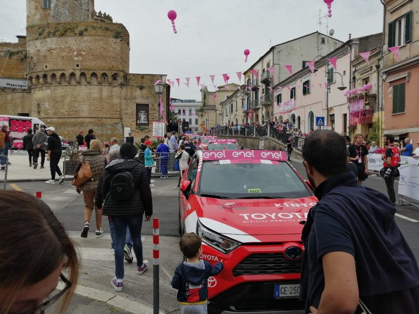 Giro d'Italia, entusiasmo in centro: "L'Abruzzo meritava i riflettori, Vasto è bellissima"