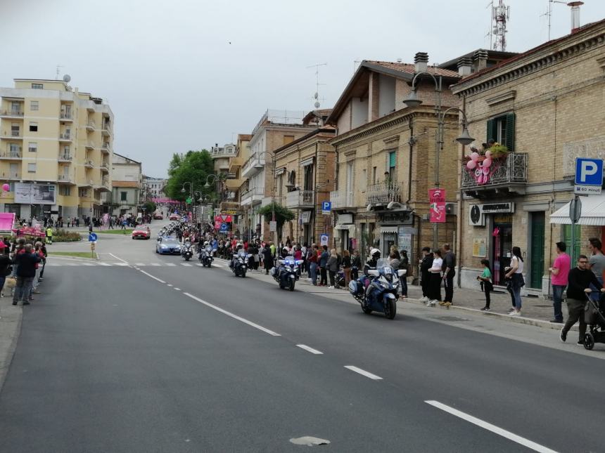 Giro d'Italia, entusiasmo in centro: "L'Abruzzo meritava i riflettori, Vasto è bellissima"