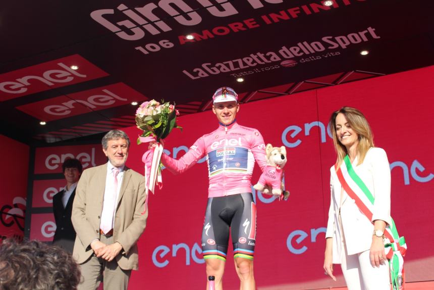 A San Salvo bagno di folla per la seconda tappa del Giro d'Italia