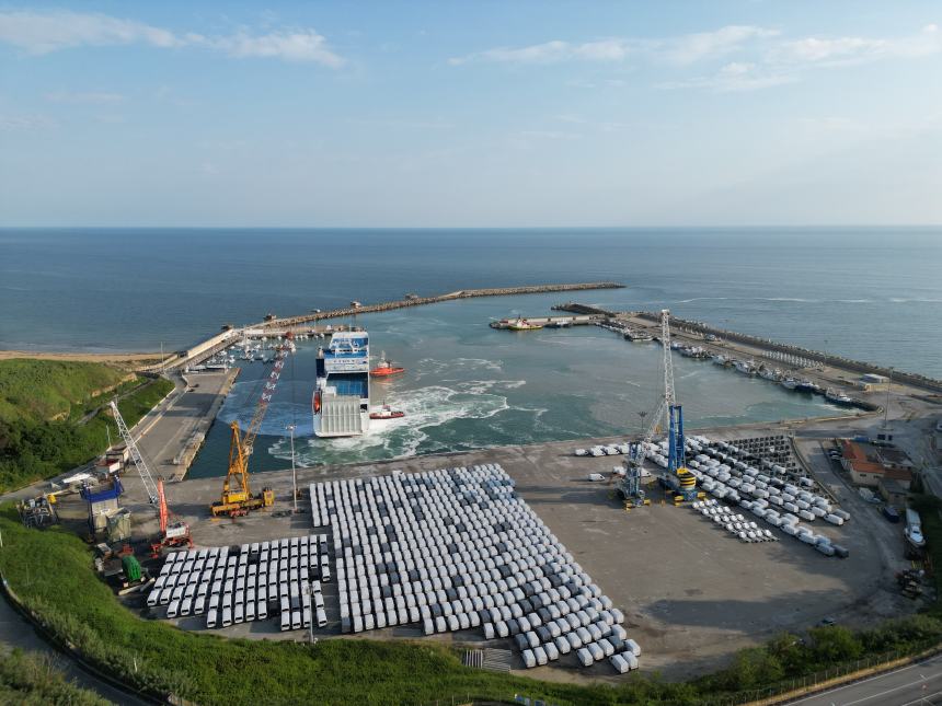 Al Porto di Vasto ingresso record: ormeggia nave da 209 metri, la più grande entrata nello scalo 