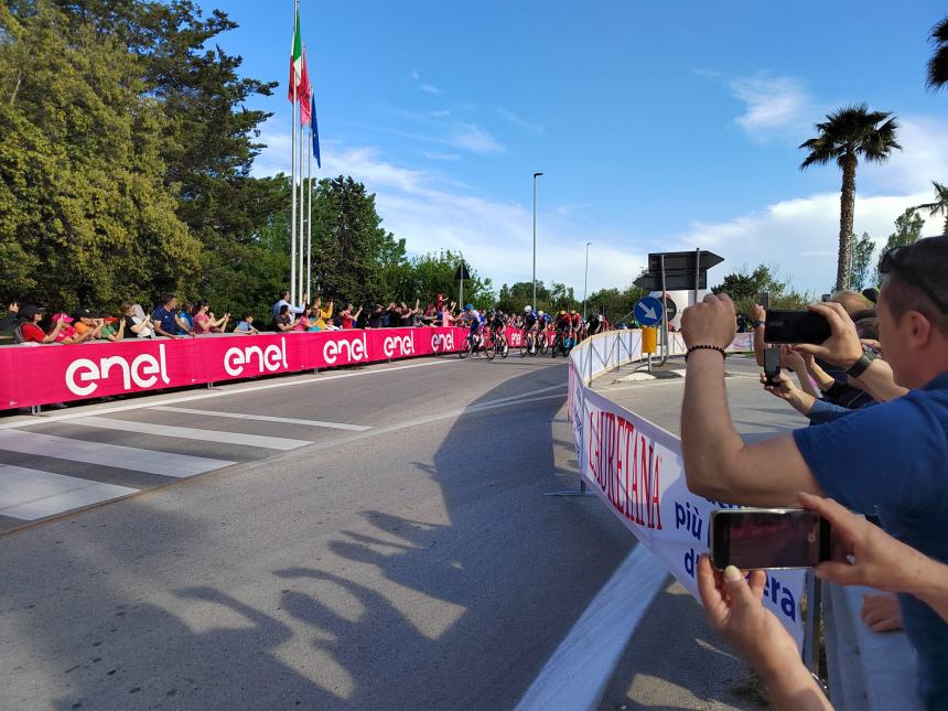 Giro d'Italia, sprint regale di Jonathan Milan all'arrivo di tappa a San Salvo