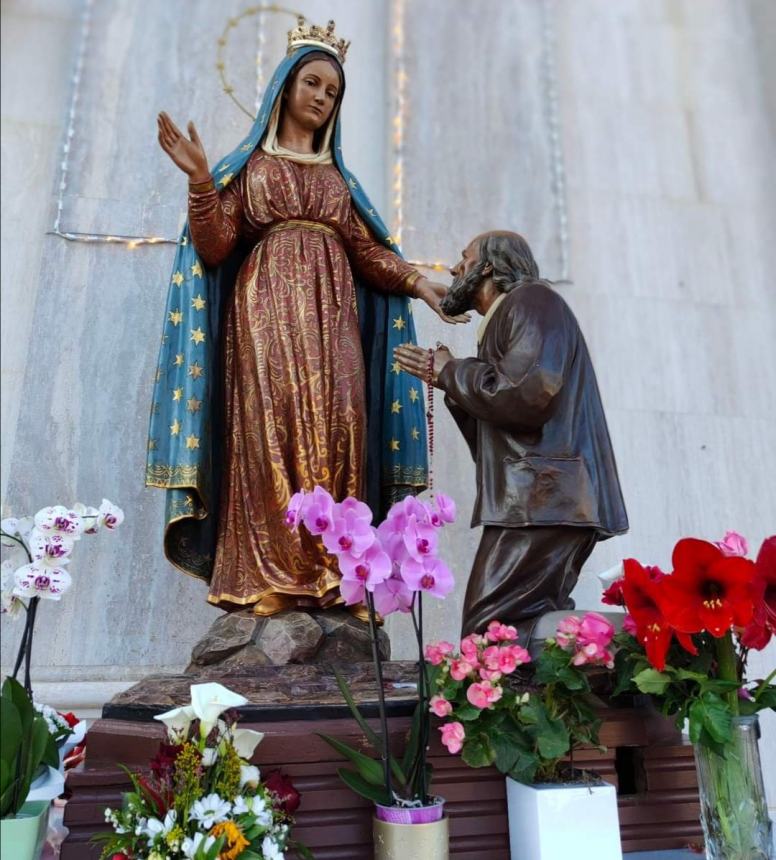 In tanti al pellegrinaggio Pollutri - Miracoli di Casalbordino, esposto il rosario più grande del mondo 
