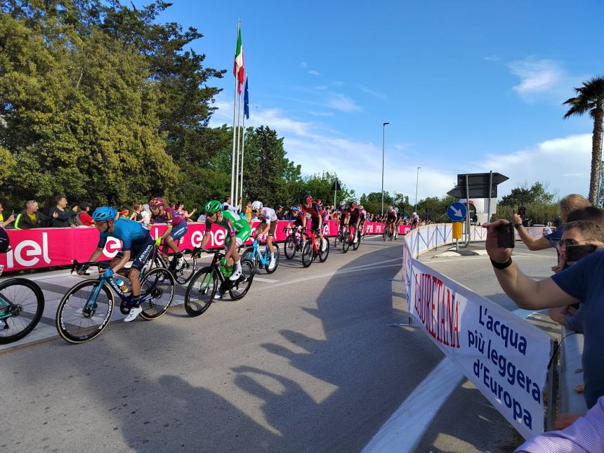 Giro d'Italia, sprint regale di Jonathan Milan all'arrivo di tappa a San Salvo