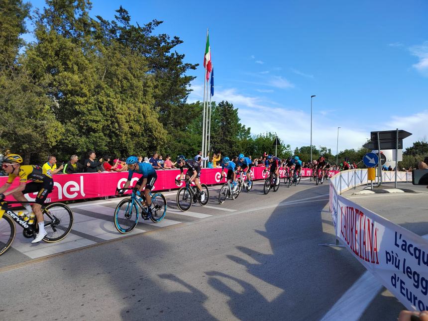 Giro d'Italia, sprint regale di Jonathan Milan all'arrivo di tappa a San Salvo