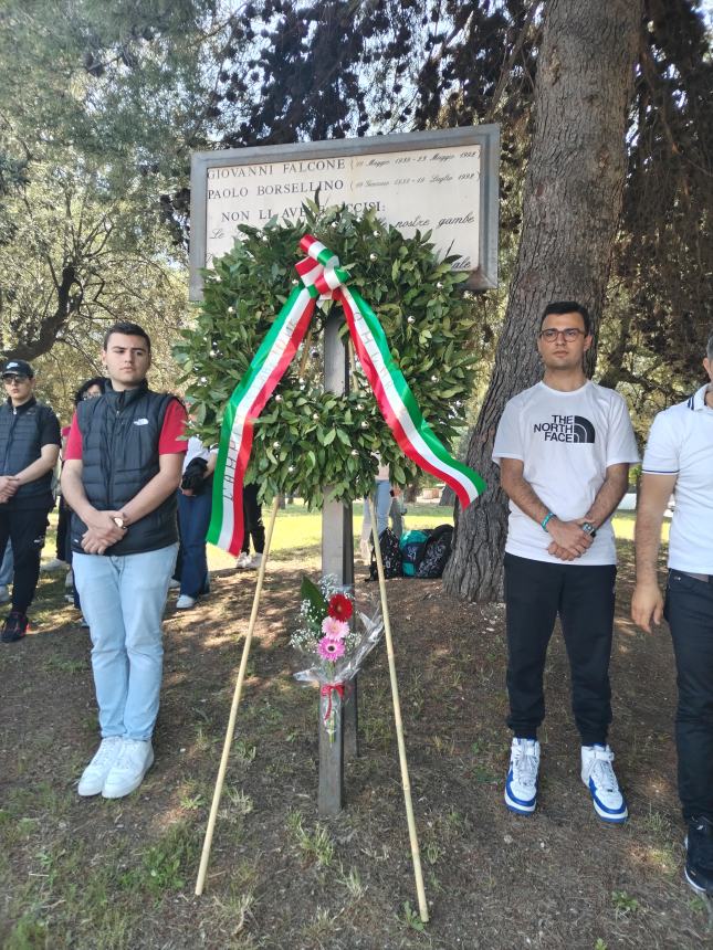 A Vasto corona d'alloro e pensiline in plexiglass per la Giornata della Legalità