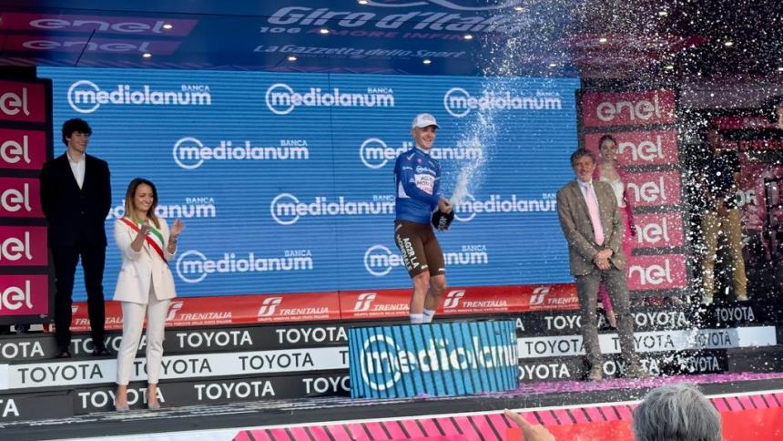 A San Salvo bagno di folla per la seconda tappa del Giro d'Italia