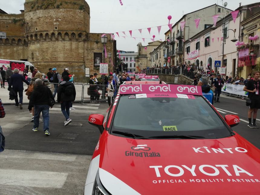 Giro d'Italia, entusiasmo in centro: "L'Abruzzo meritava i riflettori, Vasto è bellissima"