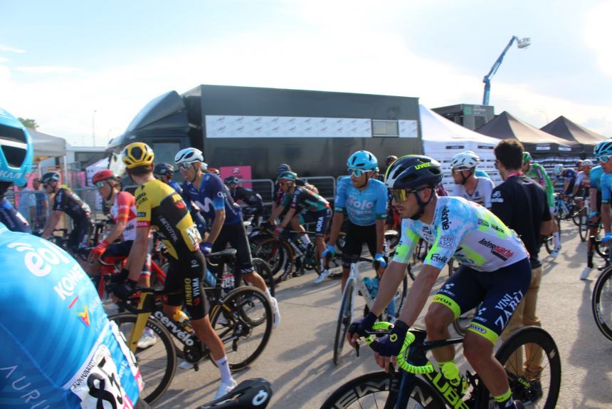 A San Salvo bagno di folla per la seconda tappa del Giro d'Italia