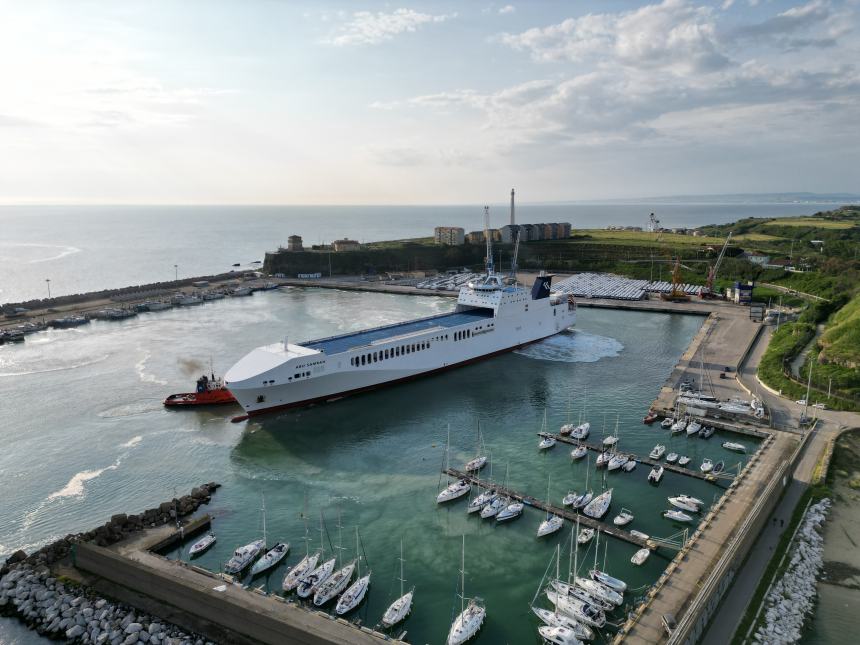 Al Porto di Vasto ingresso record: ormeggia nave da 209 metri, la più grande entrata nello scalo 