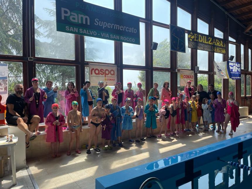 Festa nella piscina "Tano Croce" di San Salvo con 800 allievi