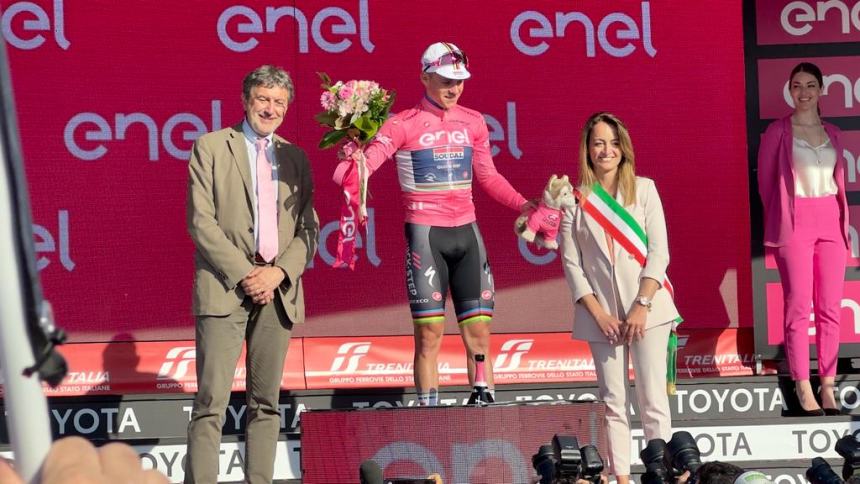 A San Salvo bagno di folla per la seconda tappa del Giro d'Italia