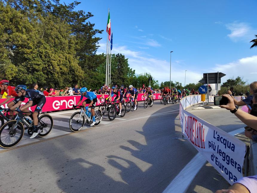 Giro d'Italia, sprint regale di Jonathan Milan all'arrivo di tappa a San Salvo