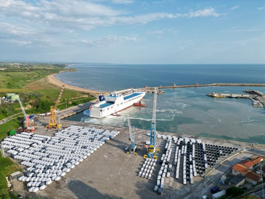 Al Porto di Vasto ingresso record: ormeggia nave da 209 metri, la più grande entrata nello scalo 