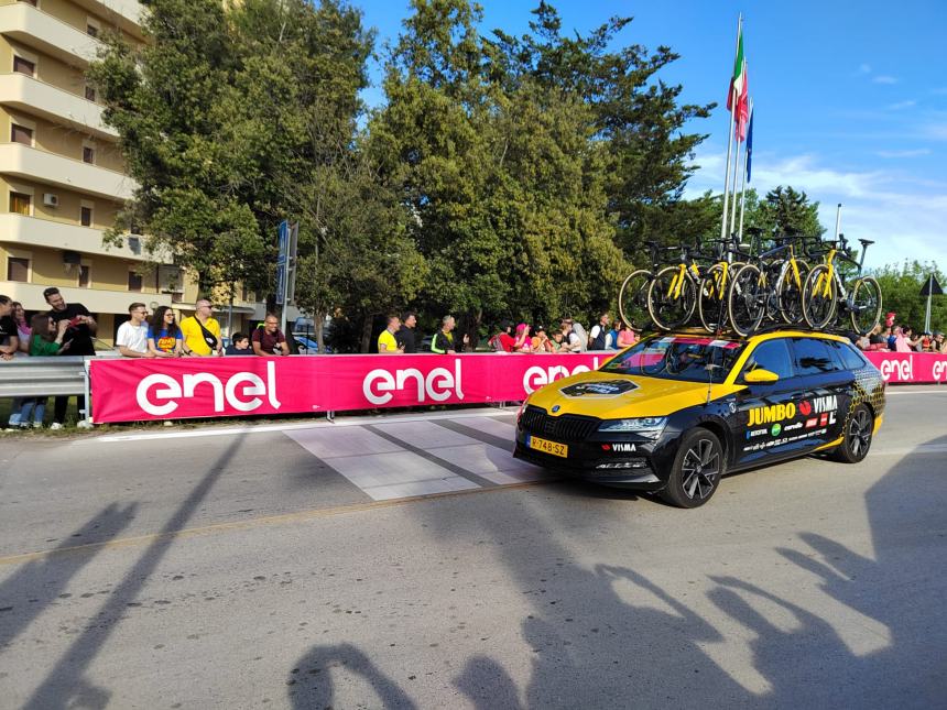 Giro d'Italia, sprint regale di Jonathan Milan all'arrivo di tappa a San Salvo