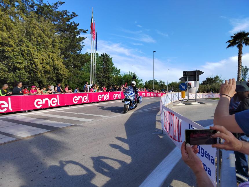 Giro d'Italia, sprint regale di Jonathan Milan all'arrivo di tappa a San Salvo