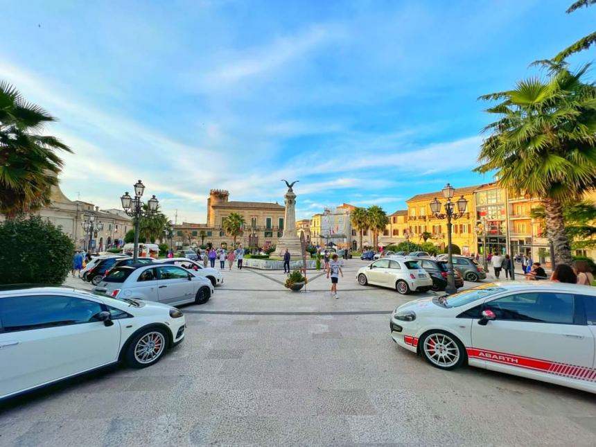 Successo del raduno di auto Abarth "Feel the sound - Vasto '23" in Piazza Rossetti