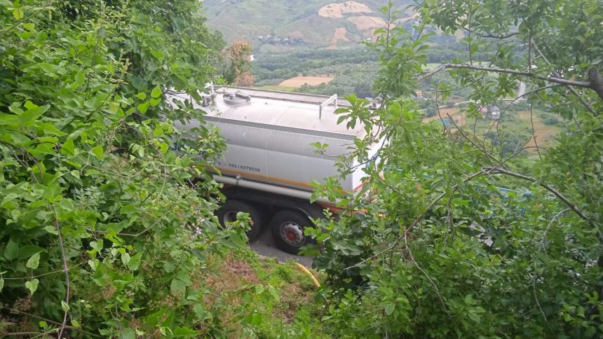 Rifornimento con autobotte a Guilmi