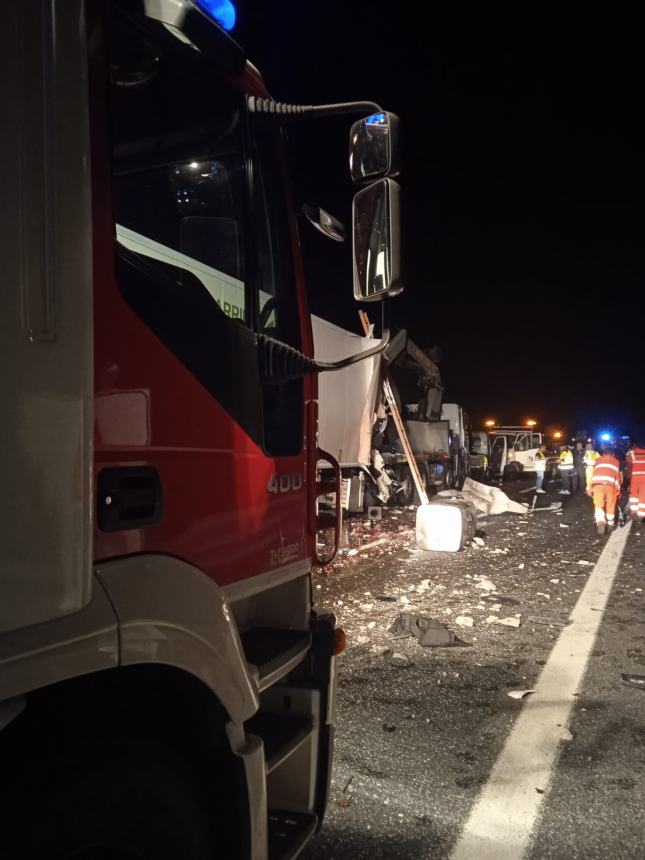 Tir piomba su un cantiere dell'A14 a Val di Sangro, morto il conducente e diversi feriti