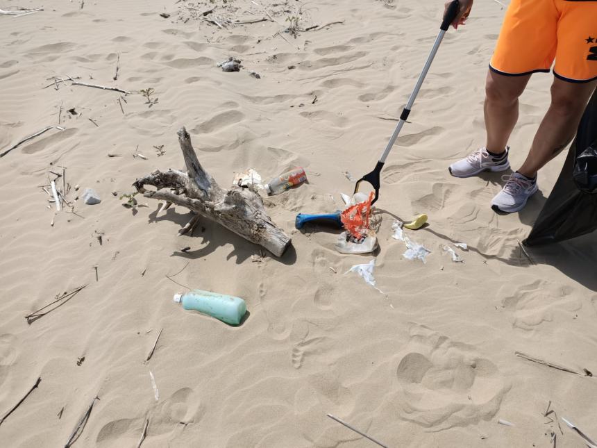 16 sacchi pieni di rifiuti raccolti a Punta Penna grazie a “Plastic free”