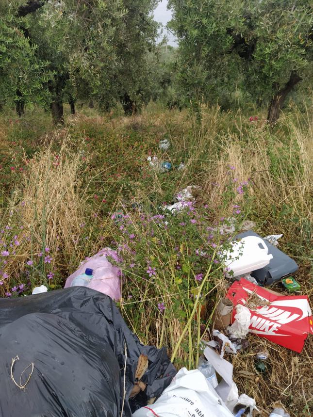 "Ho difficoltà a rientrare in casa per i rifiuti abbandonati davanti al cancello"