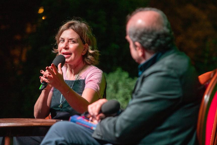 Sabina Guzzanti a Vasto: "La tecnologia isola, ma l'unica forza delle persone comuni è l'unità" 