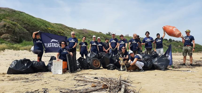 16 sacchi pieni di rifiuti raccolti a Punta Penna grazie a “Plastic free”