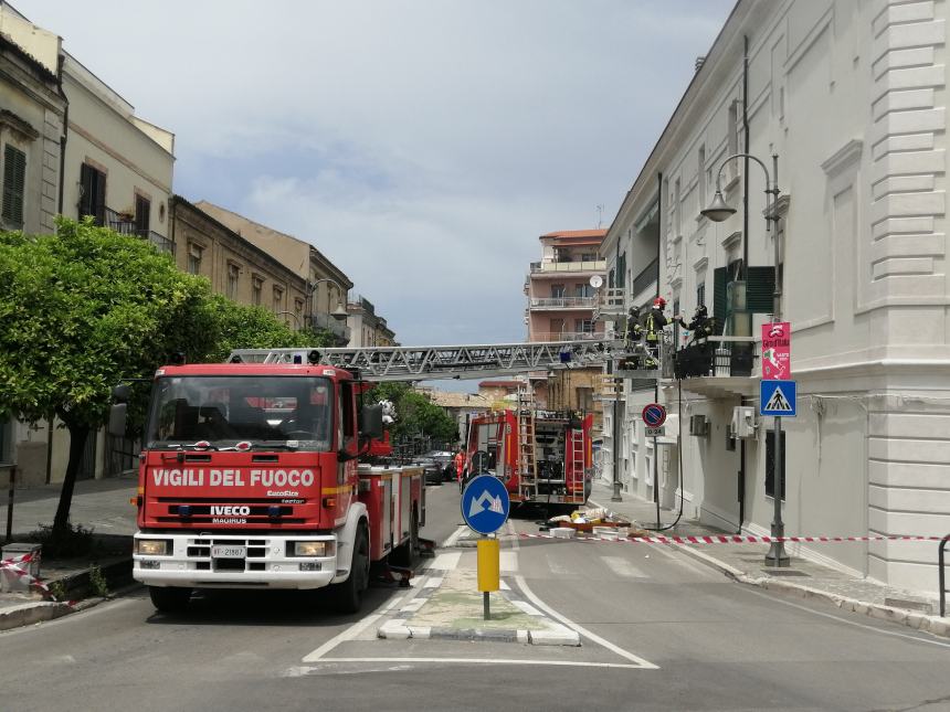 Rogo in un appartamento vicino la villa comunale, donna tratta in salvo dai vigili del fuoco