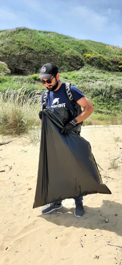 16 sacchi pieni di rifiuti raccolti a Punta Penna grazie a “Plastic free”