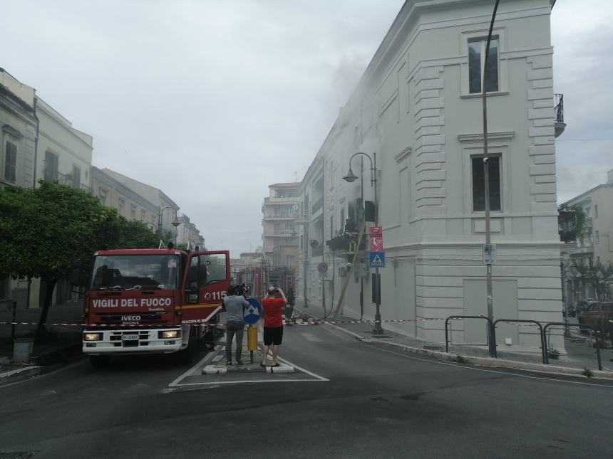 Rogo in un appartamento vicino la villa comunale, donna tratta in salvo dai vigili del fuoco