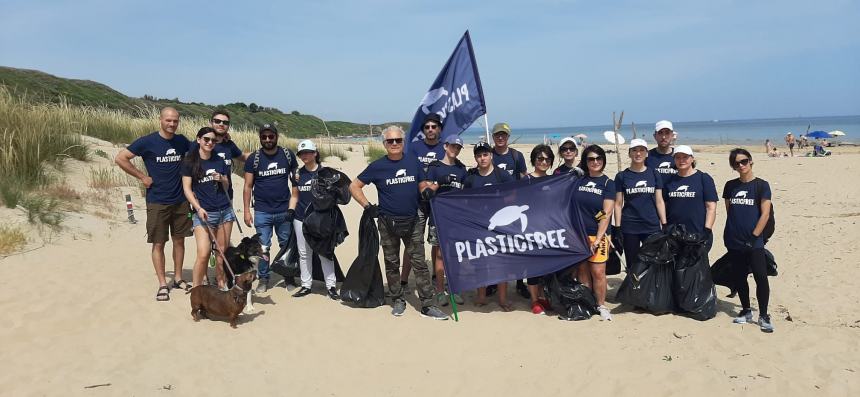 16 sacchi pieni di rifiuti raccolti a Punta Penna grazie a “Plastic free”