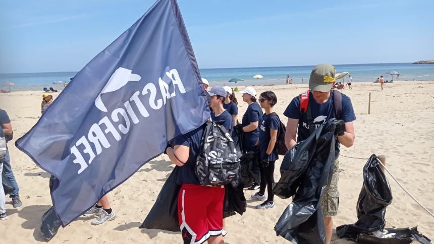 16 sacchi pieni di rifiuti raccolti a Punta Penna grazie a “Plastic free”